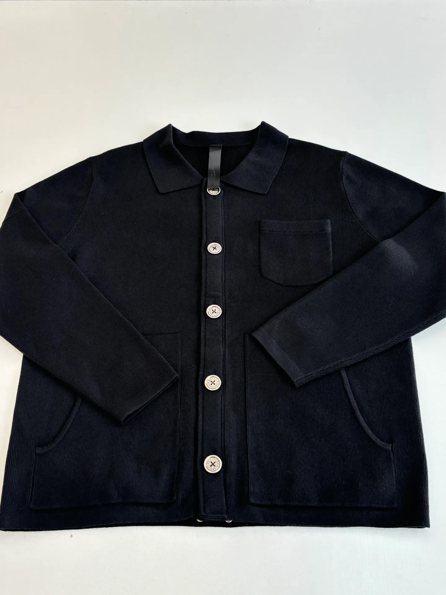 P630 Chrome Hert*/Chrome Heart 25SS Ch wool-spliced ​​leather Sanskrit embroidered knitted cardigan. The wool yarn is made of 26-count double-ply high-proportion Merino wool. The flat machine is knitted by Stor 352 imported from Germany. The back, collar and placket are cut and cut with genuine sheepskin. The embroidery is printed multiple times according to the original version using an imported machine. The mold opening hardware is aged and oxidized. Size: S/M/L
